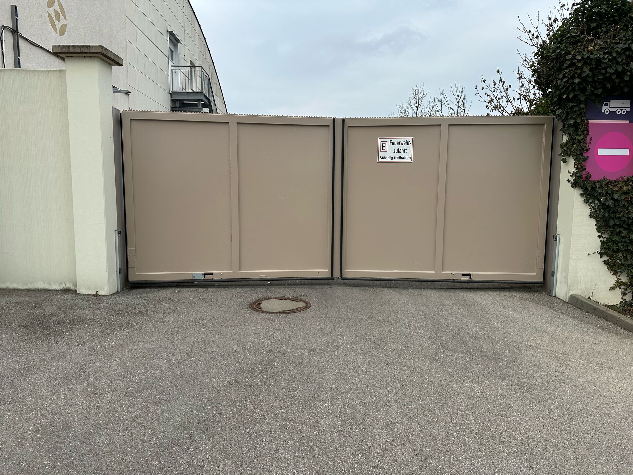 Lackiertes Außentor einer Gewerbeimmobilie, Ingolstadt